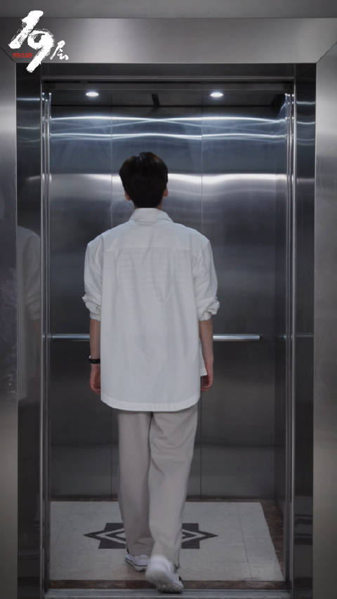 魏哲鸣的电梯变装视频也太帅了吧！
