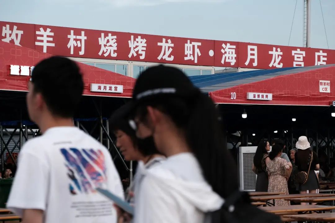 ▲淄博“海月龙宫烧烤体验地” 图据视觉中国