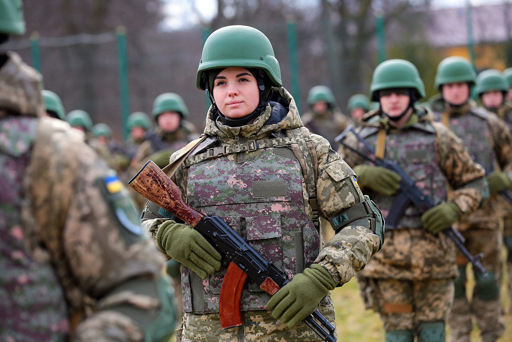 當地時間2023年2月22日，烏克蘭利沃夫，一名女兵手持步槍參加烏克蘭武裝部隊軍官畢業典禮。