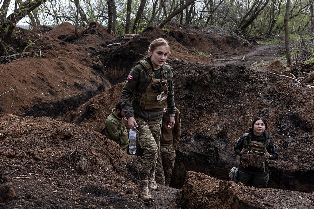 當地時間2023年4月24日，薩克達地區巴赫穆特，炮兵陣地的烏克蘭女兵。