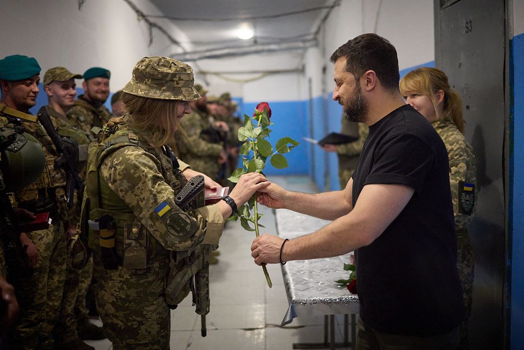 當地時間2023年9月4日，薩克達地區，烏克蘭總統弗拉基米爾·澤連斯基（右）在視察前線指揮所，並送女兵玫瑰花。