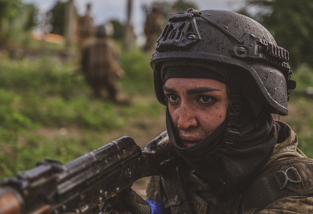 當地時間2023年7月15日，紮波羅熱地區，烏克蘭女兵進行射擊訓練。