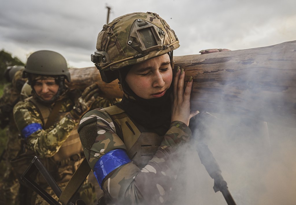 當地時間2023年7月15日，紮波羅熱地區，烏克蘭女兵進行力量配合進行訓練。
