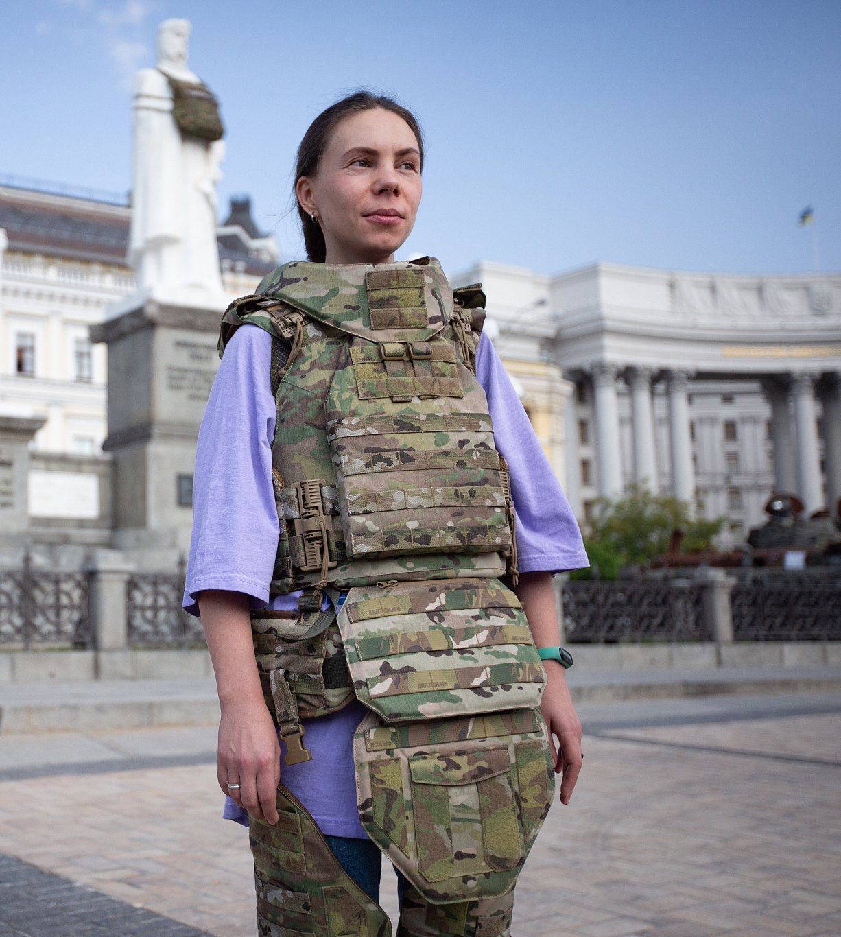 當地時間2023年9月14日，烏克蘭基輔，一名婦女在基輔展示為女兵特別設計的防彈衣。