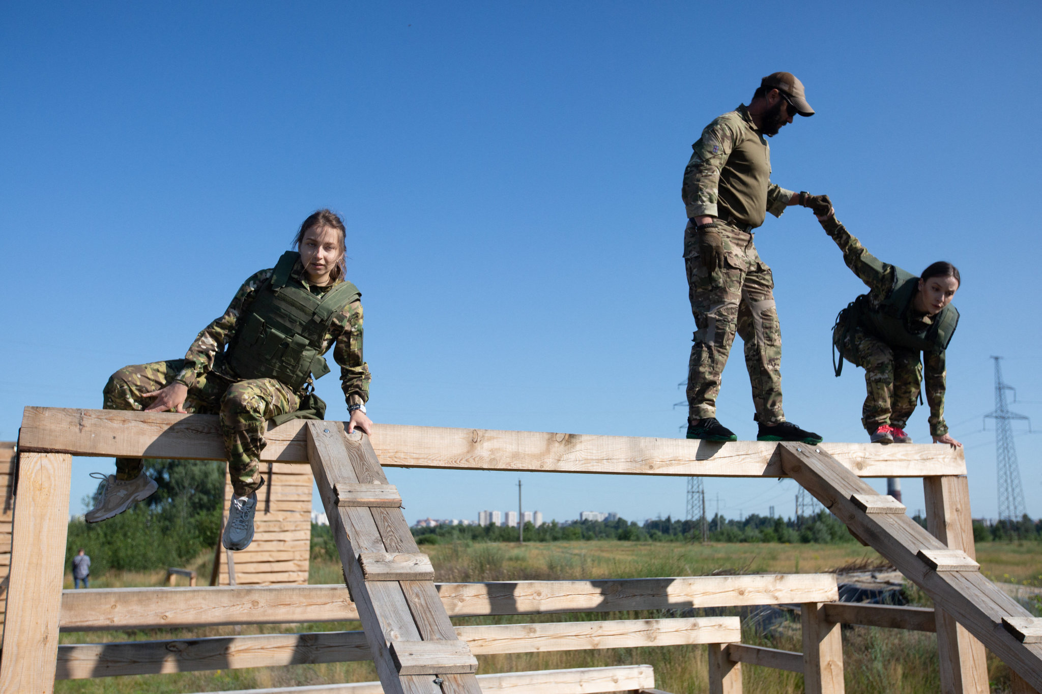當地時間2023年7月12日，烏克蘭基輔，烏克蘭女兵身穿新款野戰服參加軍事訓練。
