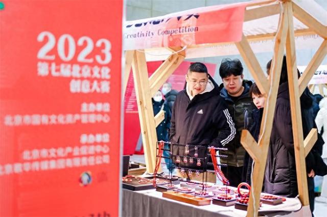 活动现场举办的文创市集吸引市民驻足购买。主办方供图