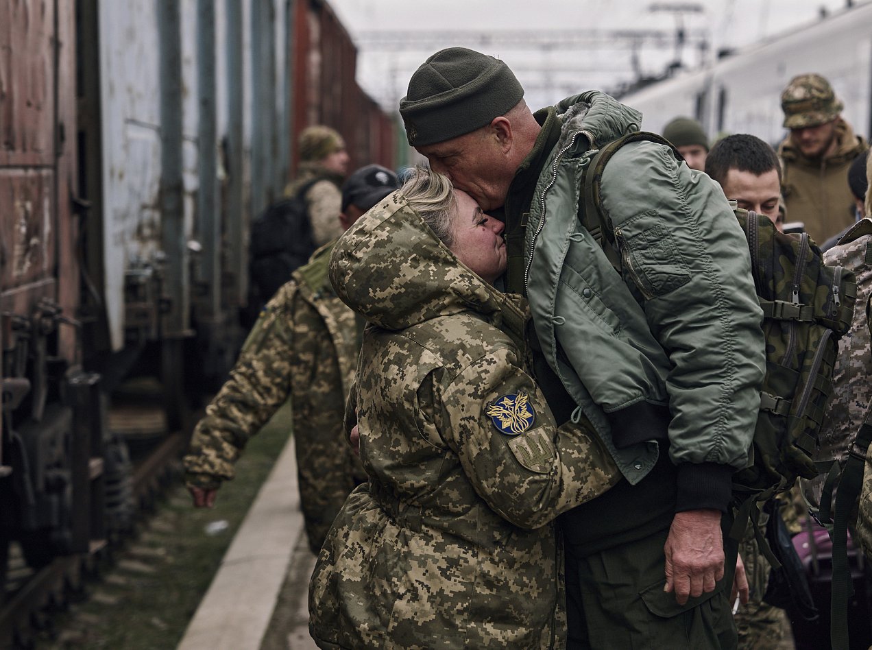 當地時間2023年3月29日，薩克達地區克拉馬托爾斯克，一名即將去前線的烏克蘭女兵在火車站與丈夫分別。
