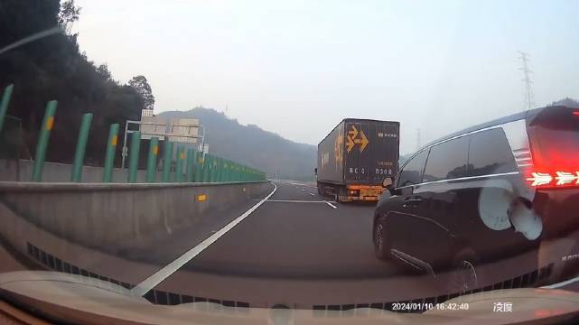 腾势高速上加塞超车，差点酿成大祸，这种超车空间太危险！