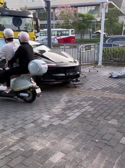 还没来及上牌的特斯拉，这就被撞了？