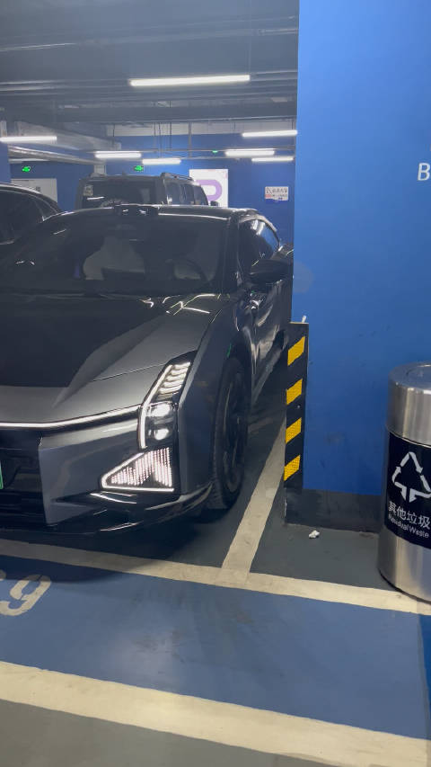 高合HiPhi Z在标准车位停车有多难，直接看结果吧