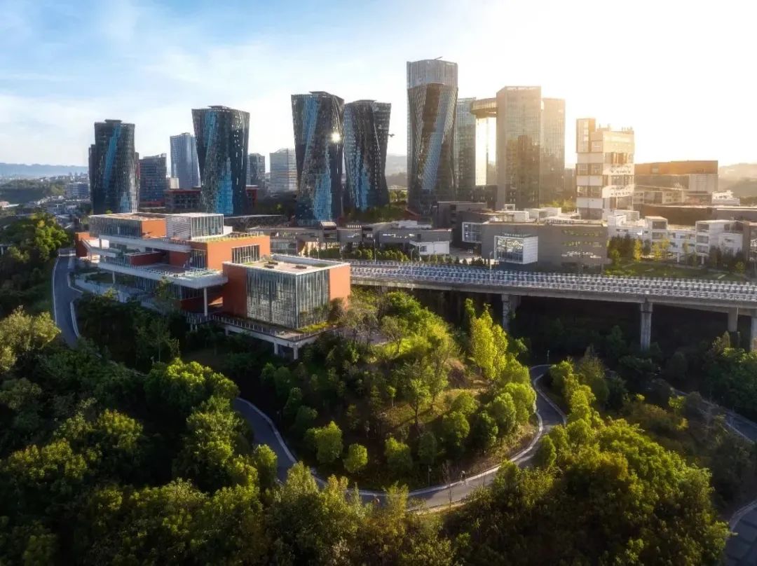 阳光照耀仙桃数据谷。重庆城市影像师 张琨坤 摄