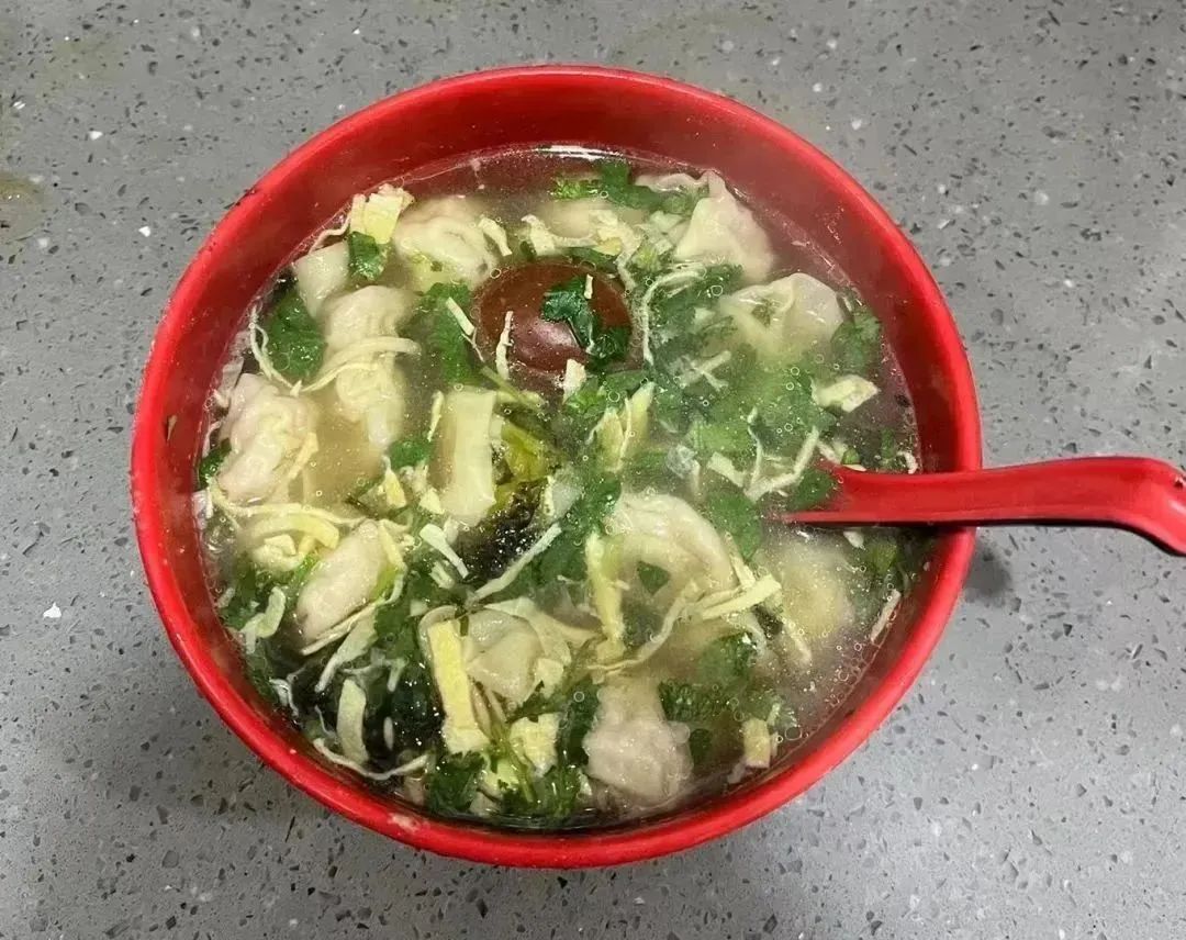 弄堂小馄饨食府的小馄饨和酱蛋
