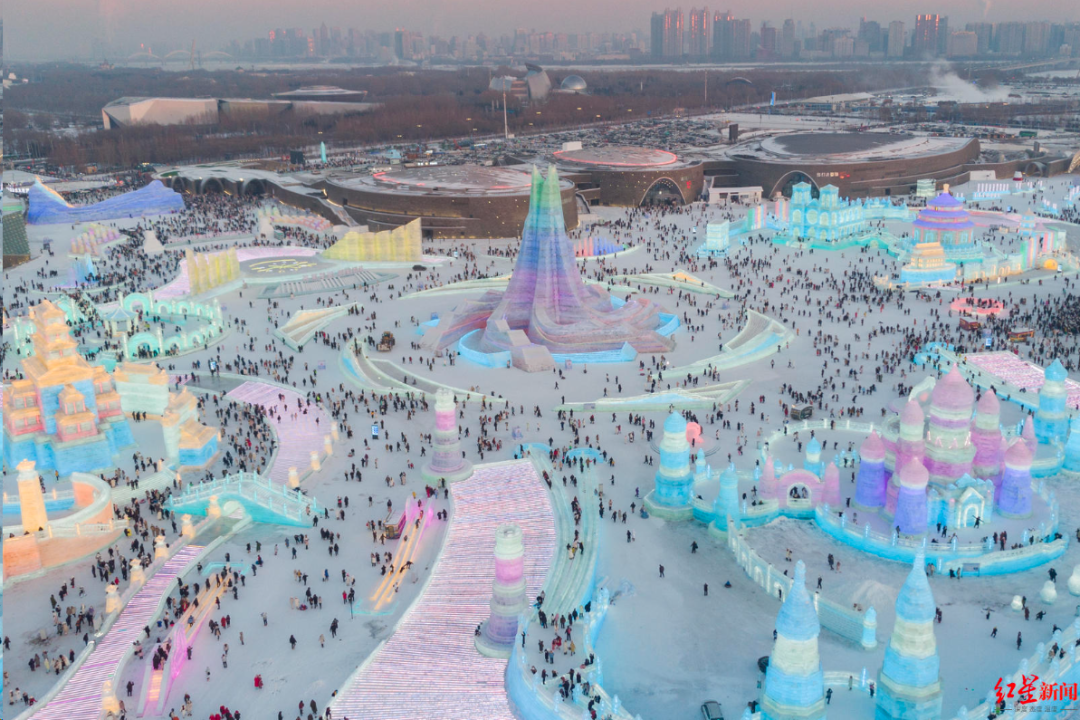 ▲2023年12月18日,游客在哈尔滨冰雪大世界园区游玩(无人机照片) 新华社发