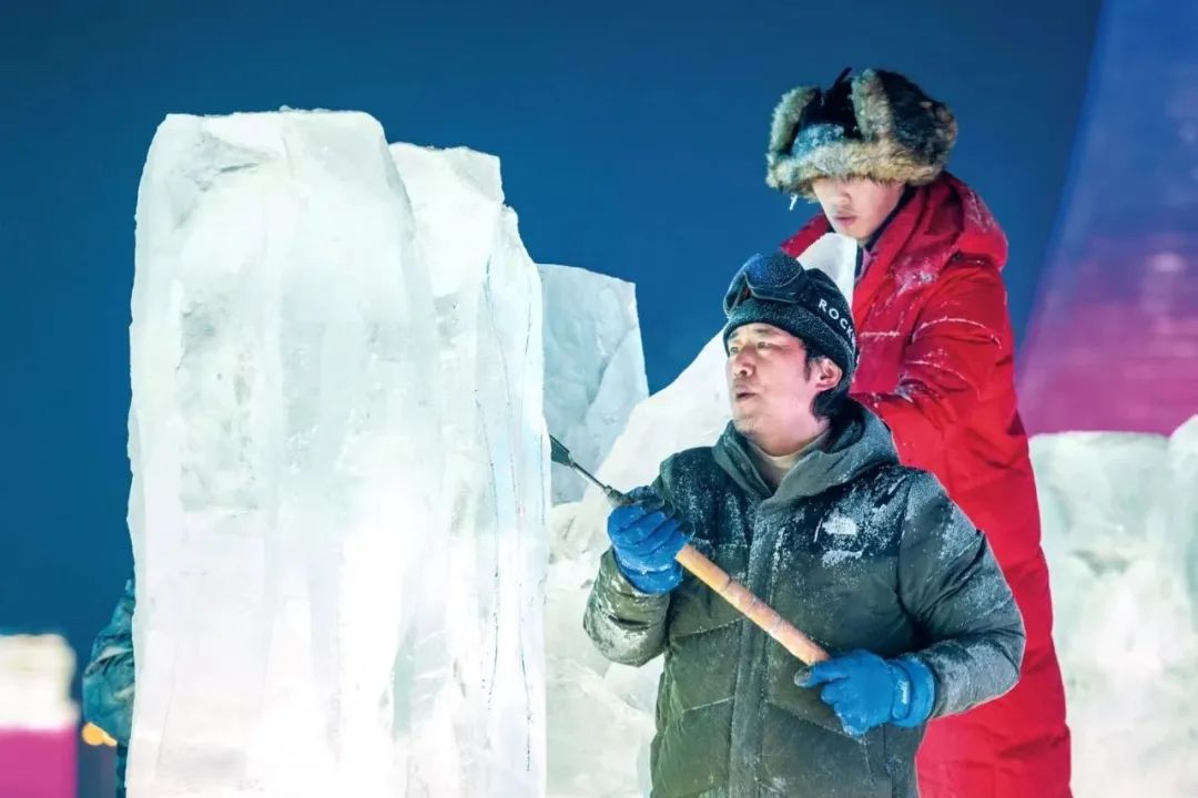 2024年1月2日,在哈尔滨冰雪大世界园区内,参赛 选手在第35届中国·哈尔滨国际冰雕比赛现场进行冰雕 创作。图/新华