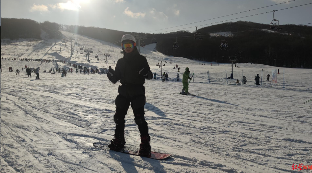 ▲小王在东北体验滑雪 受访者供图