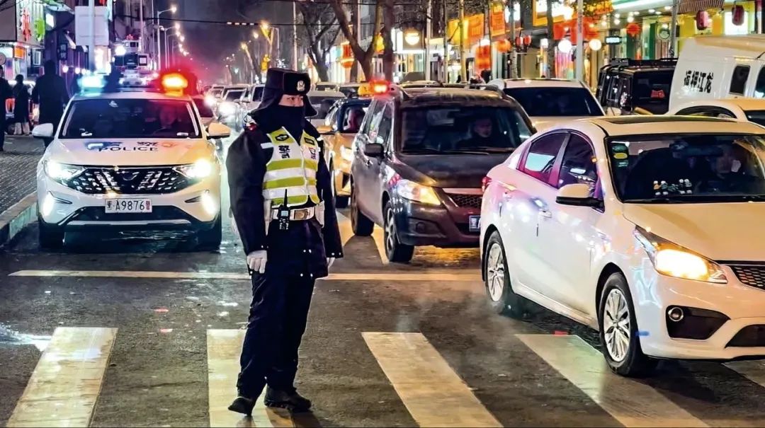 哈尔滨大街上,执法民警正在指挥交通。摄影/胡苗