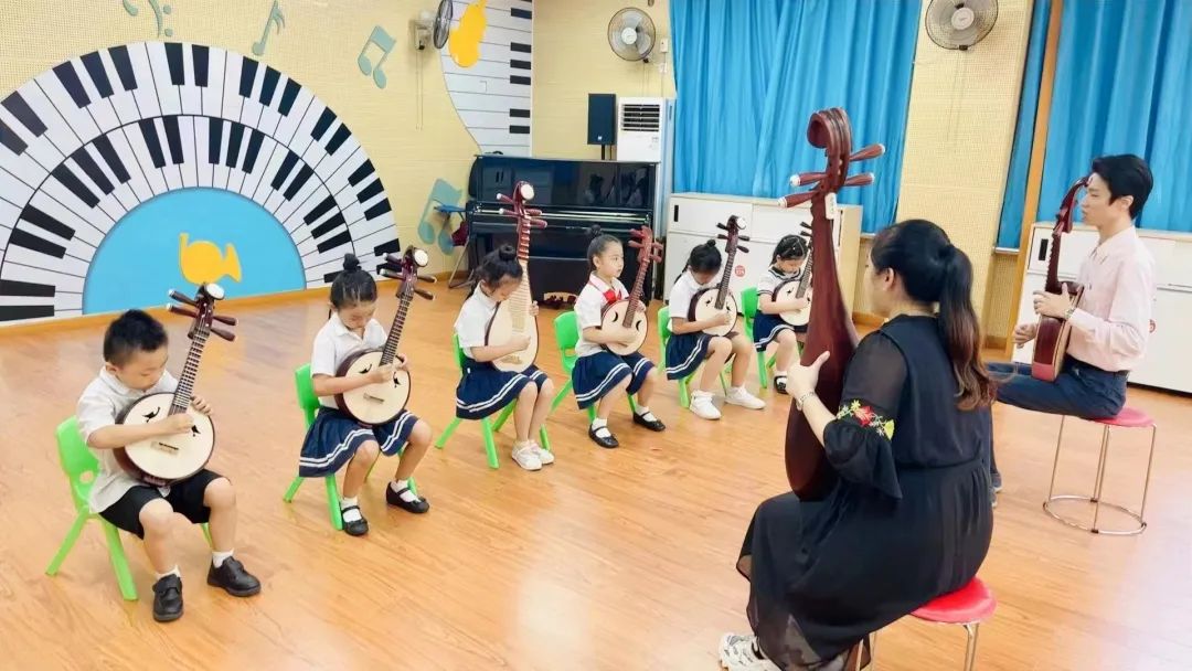 增城区凤凰实验小学开展国乐团琵琶教学。