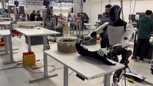 马斯克发布了一段 Optimus 叠衣服的视频……