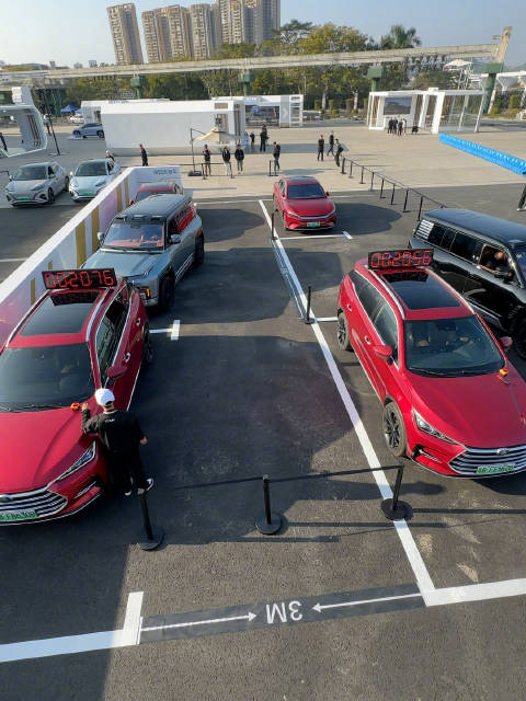 感受一下仰望U8 不讲武德的侧方位泊车 ……