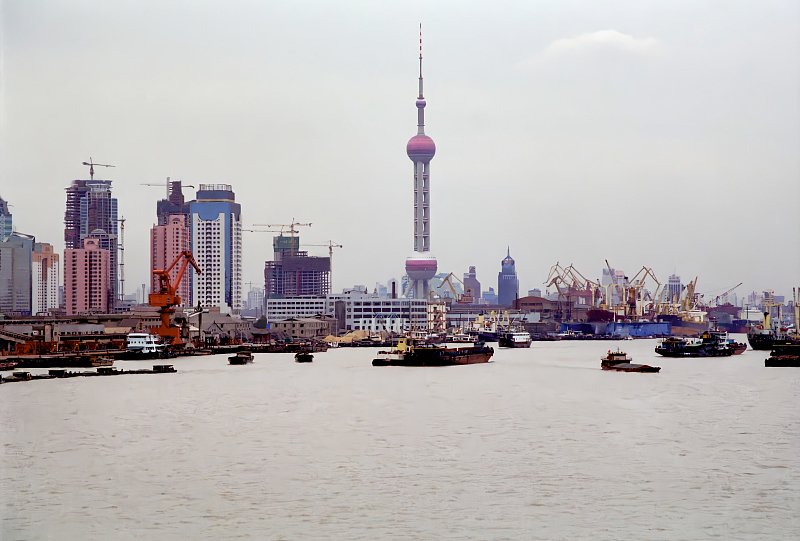 20世纪90年代的上海东方明珠和浦东新区。图片来源:视觉中国