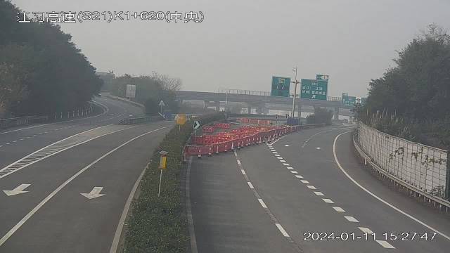 重庆一司机开启辅助驾驶后打瞌睡：因系统未能识别前方路况，径直撞向隔离水马赔偿1.3万元