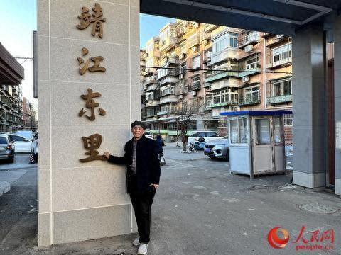 自从小区大门用了自己题的字,徐铁志心中充满成就感,每天出入小区门口都忍不住多看几眼。人民网记者 孙翼飞摄