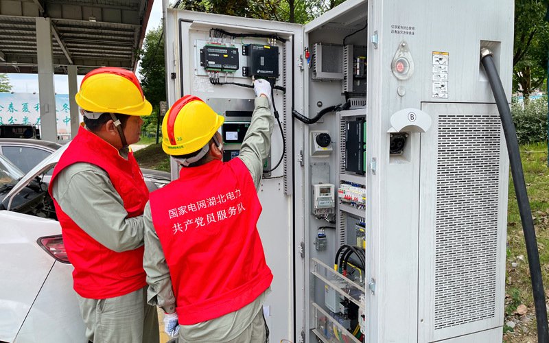 国网荆州供电“鄂电红马甲”巡检充电桩为汽车充电护航