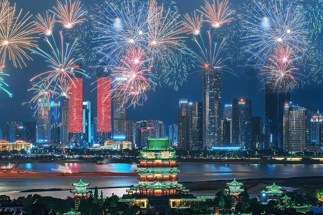 南昌2023国庆大型烟花秀。视觉中国 图