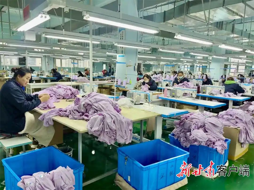 服装生产车间图片高清 c565-8556514b40e0cda532b621ab5285fea6.jpg