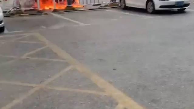 一辆小鹏电动汽车在充电桩边起火 据现场视频显示……