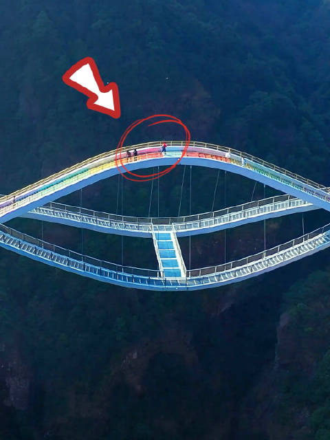 浙江神仙居如意桥，横亘在山峰之间，能载重 1500人……