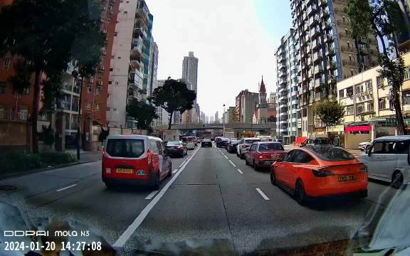 违规的特斯拉遇上计程车！