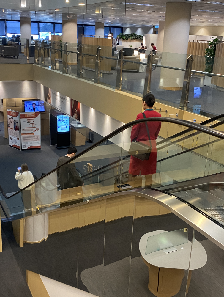 银河系中间亮的是什么