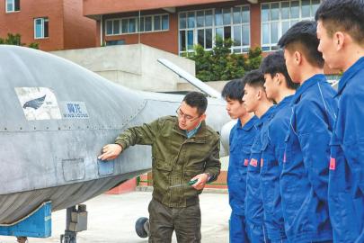 学校开展翼龙无人机维修保障实训教学。