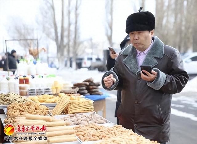 1月22日,网络大V在方家庄村锅盔市场品尝美食。记者赵莉摄