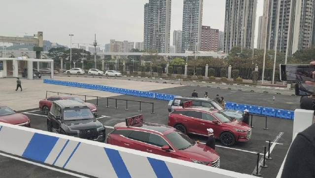 比亚迪e4方泊车(左)与人工泊车(右)大比拼