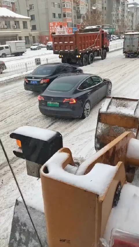 后驱特斯拉雪地路面表现，这是非开车出行不可嘛？