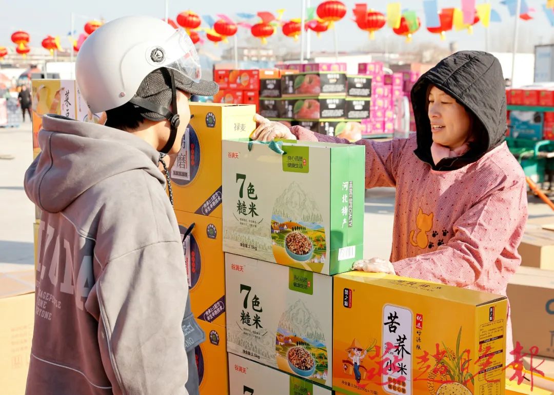 消费者正在选购商品