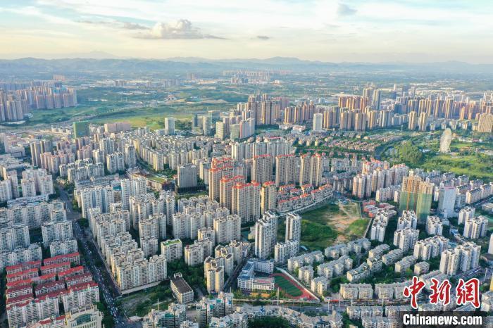 资料图:航拍楼盘林立。 陈冠言 摄