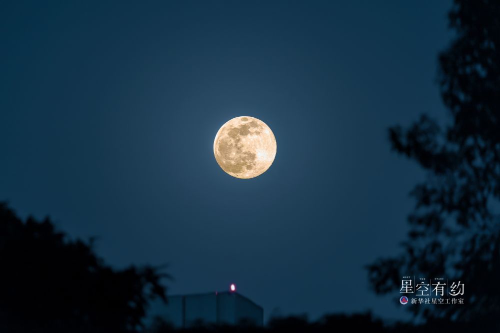 河南星空攝影愛好者李連強2022年1月17日在河南鄭州拍攝的當年第一次滿月。（本人供圖）