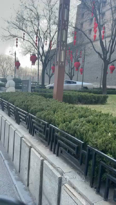 26日，传说中的特斯拉“赛博皮卡”亮相西安……