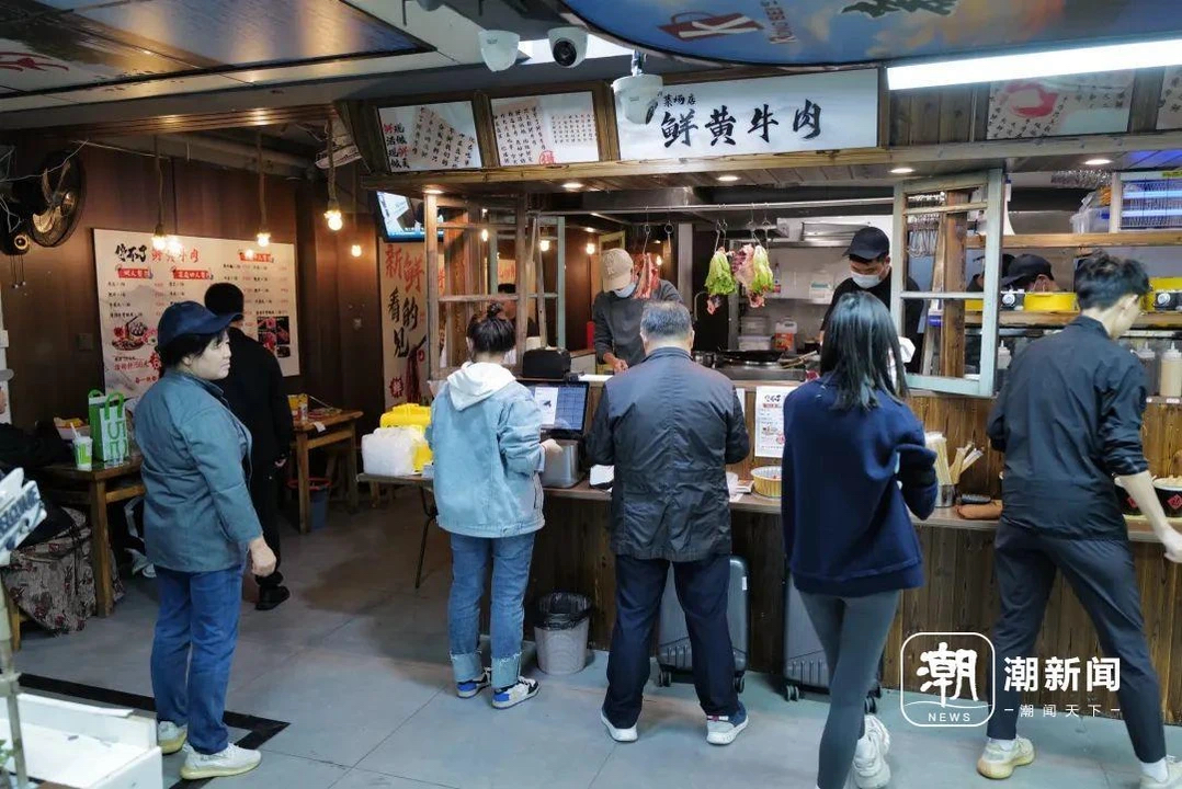 政苑农贸市场里开出牛肉火锅店。潮新闻 图