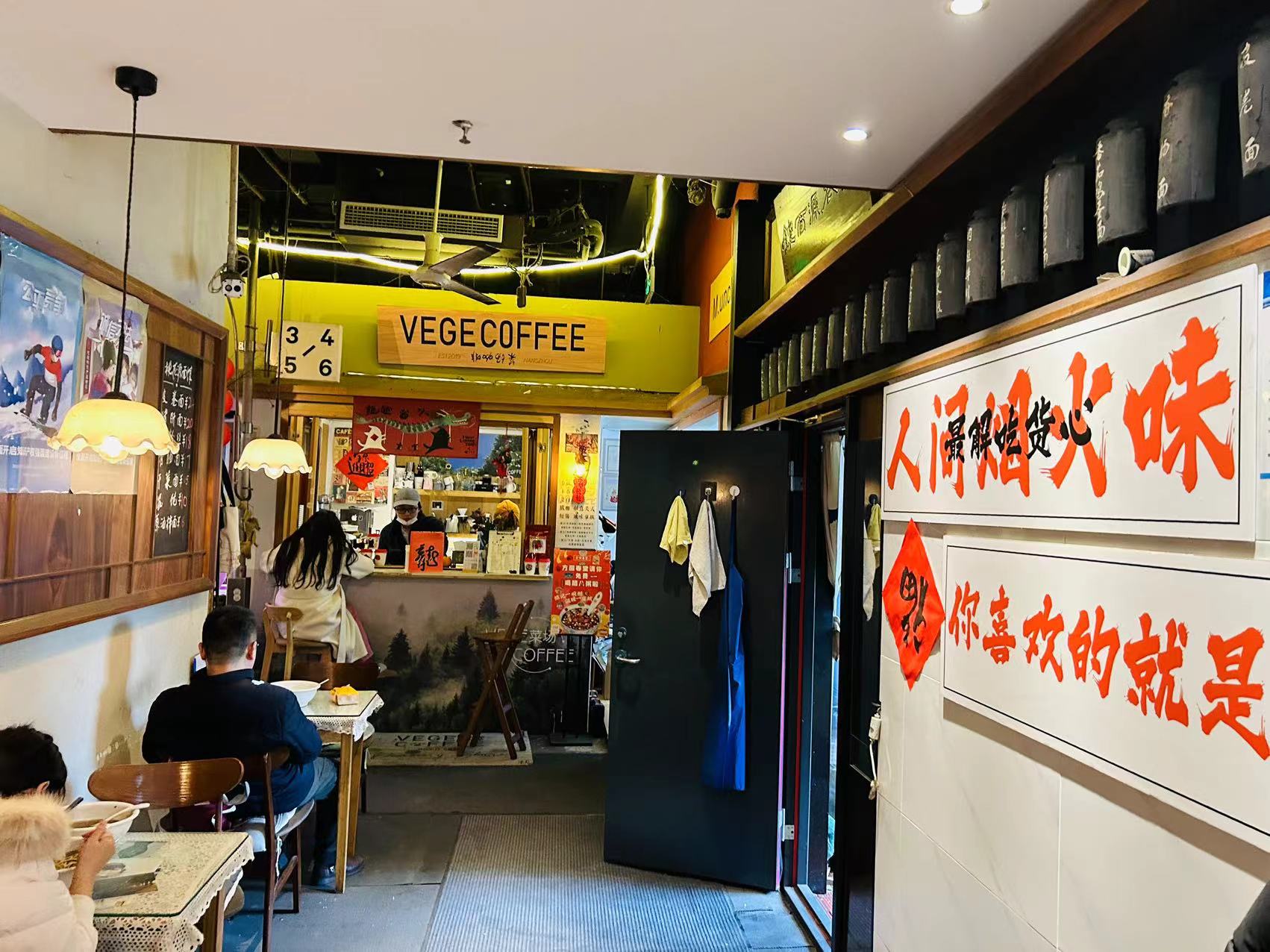 红石板农贸市场里的“菜场咖啡”。澎湃新闻记者 陆玫 图
