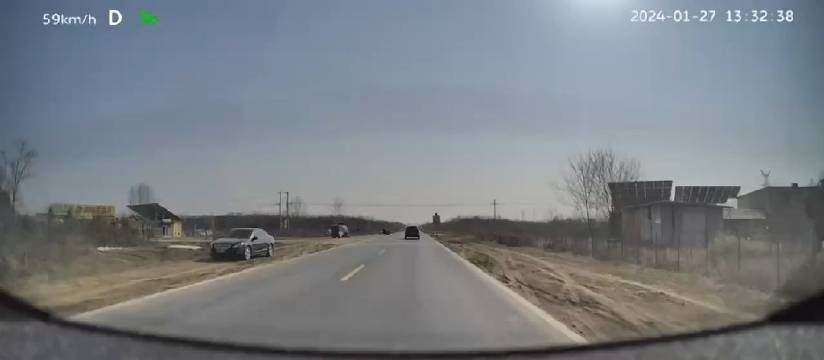 特斯拉，蔚来，电动三轮对撞，气囊未开，谁全责？