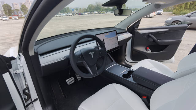 爱恨交加！ModelY试驾笔记，底盘硬但好开，空间大但不舒适