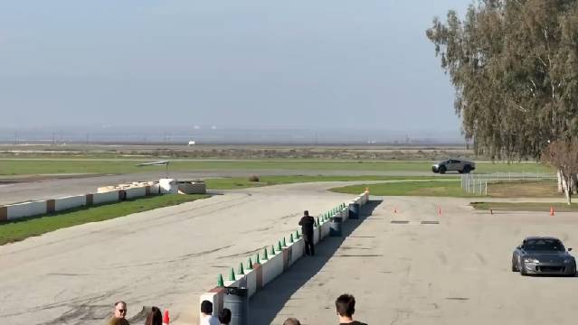 特斯拉Cybertruck在最高悬架模式下过弯……