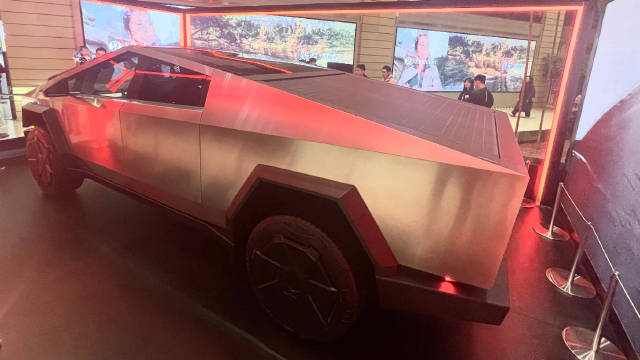 特斯拉Cyberturck，在中国的官方名字是“赛博越野旅行车”……