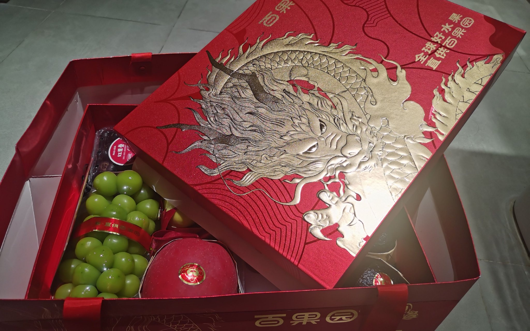 百果園推出的龍年專屬定製禮盒。 新京報記者 劉歡 攝