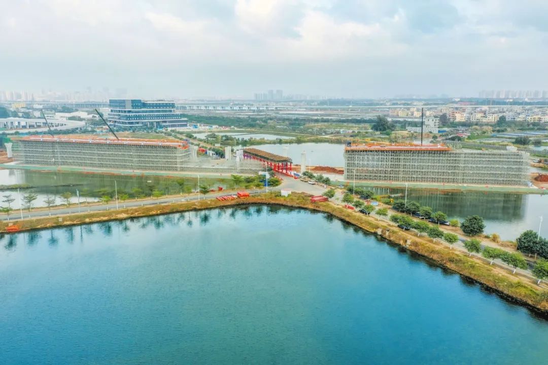 俯瞰新海港片区“二线口岸”集中查验区专用通道新建工程项目一角。 孙士杰 秦玲莉 摄