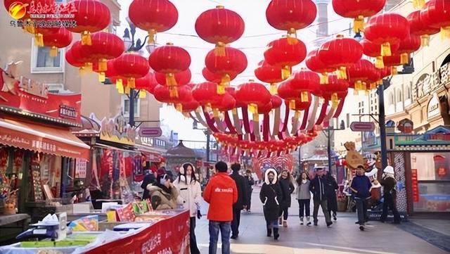 1月29日,在大巴扎步行街,大红灯笼高高挂,营造浓浓新春喜庆氛围。记者迪丽娜尔·加力肯 实习记者雷婷摄